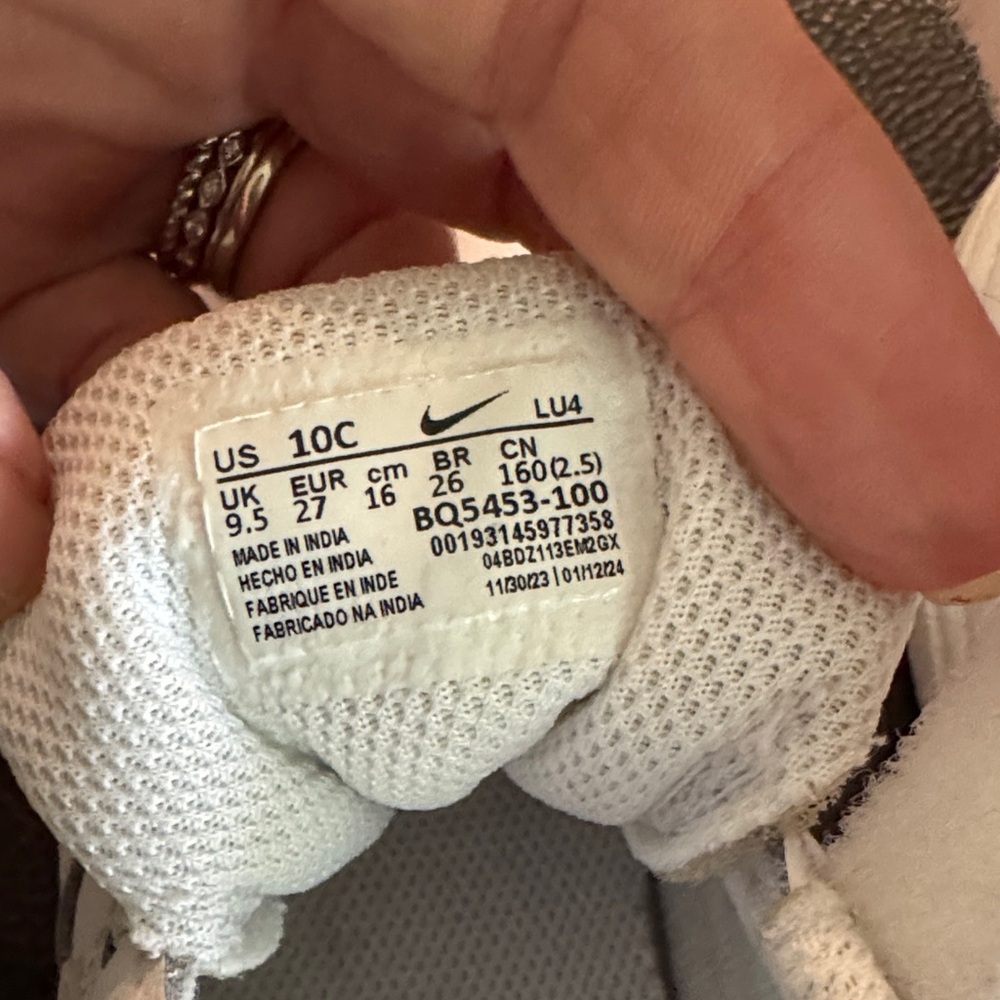Kids Nikes - Picture 4 of 4
